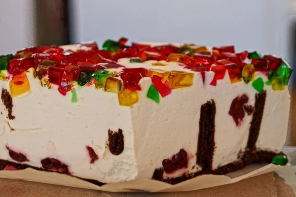 büyük beyaz çocuk oyuncağı marmelat renkli taşlarla