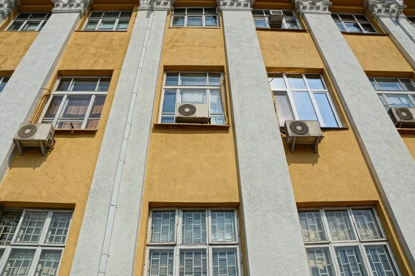 Reihenfenster Einer Braunen Wand Eines Gebäudes Mit Klimaanlage — Stockfoto