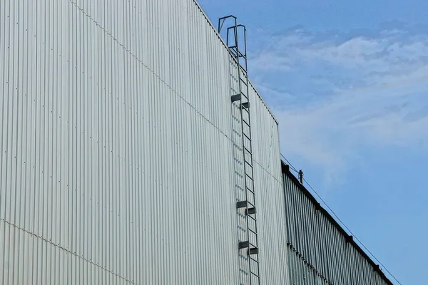 Escada Ferro Longa Uma Parede Metal Cinza Edifício Industrial Contra — Fotografia de Stock