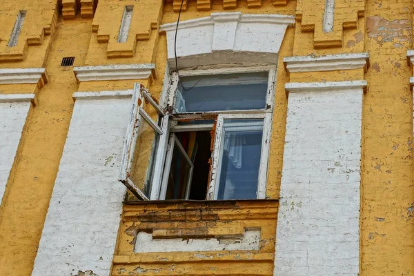 Une Vieille Fenêtre Ouverte Sur Mur Briques Maison — Photo