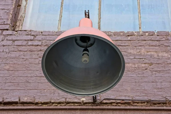 Glödlampa Stor Öppen Rund Lampskärm Metall Tegelvägg — Stockfoto