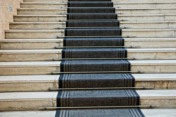 Passos Concreto Cinza Das Escadas Faixa Tapete Preto — Fotografia de Stock