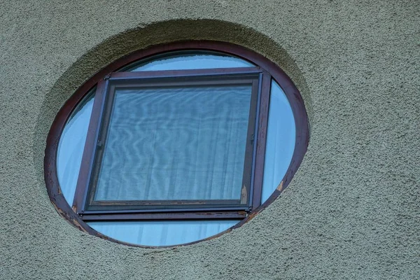 Grote Bruine Ronde Venster Grijze Betonnen Muur Van Het Gebouw — Stockfoto