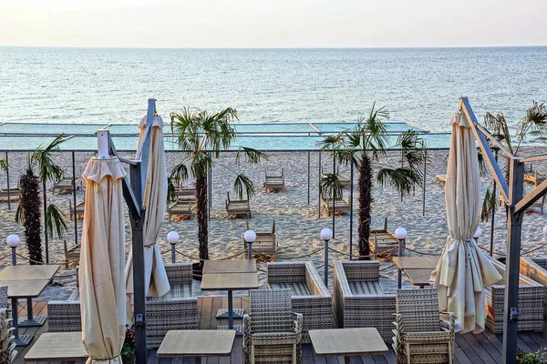 Сонячні Ліжка Меблі Парасольками Пляжі Пальмами Піску Проти Неба Моря — стокове фото