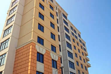 büyük bir uzun kahverengi ev gökyüzü arka plan üstünde pencere eşiği ile parçası