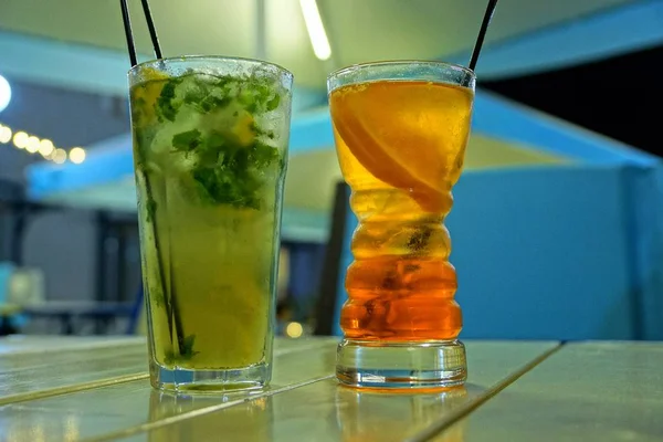 Mojito Cóctel Dos Vasos Largos Cristal Sobre Mesa —  Fotos de Stock