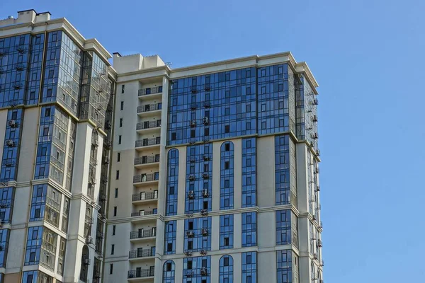 Parte Una Casa Gris Alta Con Ventanas Balcones Contra Cielo —  Fotos de Stock