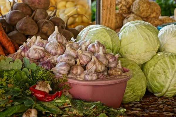 Ett Gäng Färska Grönsaker Från Vitlök Kål Och Greener Ett — Stockfoto