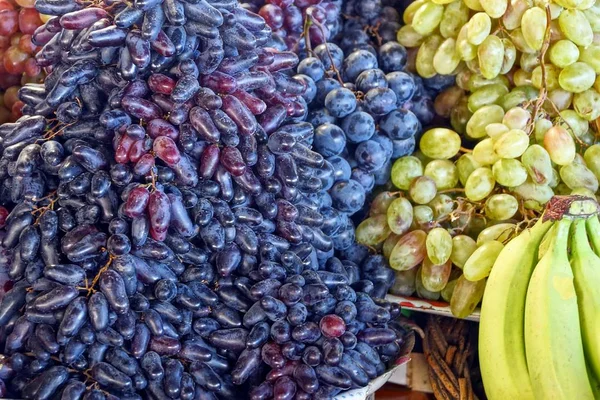 Textura Vegetativa Natural Bayas Maduras Uvas Plátanos Color Azul Amarillo — Foto de Stock