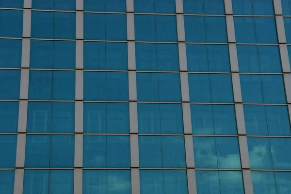 Texture Verre Une Rangée Fenêtres Bleues Sur Mur Bâtiment — Photo