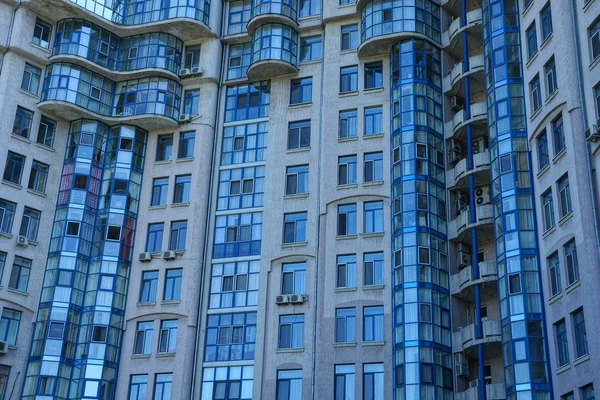 Textúra Kék Ablakok Erkélyek Falon Egy Szürke Épület — Stock Fotó