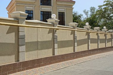 bir evin yakınındaki bir asfalt yol sokakta önünde kahverengi Beton çit