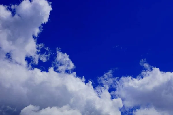 蓝色明亮的天空和明亮的白云 — 图库照片