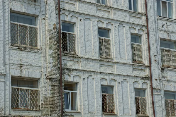 Una Fila Ventanas Viejas Una Pared Ladrillo Gris Casa — Foto de Stock