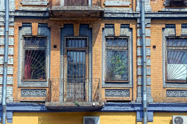 Viejo Balcón Abierto Con Una Puerta Ventanas Pared Ladrillo Casa — Foto de Stock