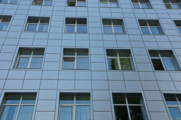 Textura Uma Linha Janelas Uma Parede Cinza Edifício — Fotografia de Stock