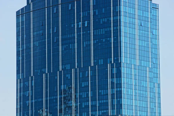 Teil Eines Großen Blauen Glashauses Gegen Den Himmel — Stockfoto
