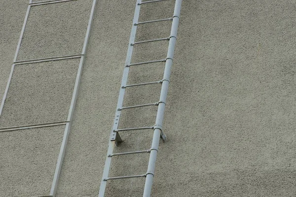 Deel Van Grijze Ijzeren Trap Aan Betonnen Muur Van Het — Stockfoto