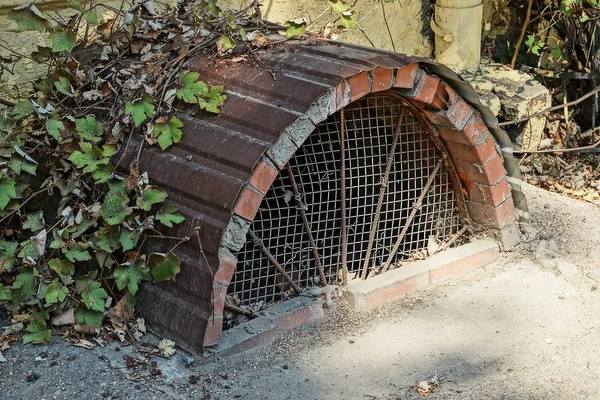 Vecchia Finestra Marrone Cantina Con Griglia Sporca Ricoperta Sul Marciapiede — Foto Stock