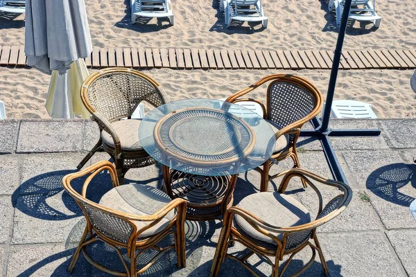 Коричневий Стіл Стільці Відкритій Терасі Біля Пляжу Піщаними Сонячними Ліжками — стокове фото