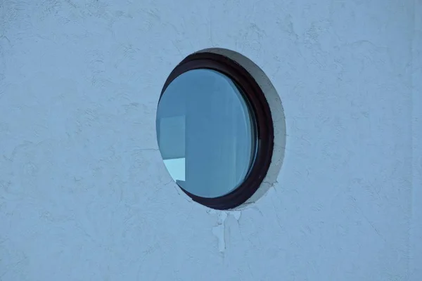 Une Fenêtre Ronde Brune Sur Mur Béton Gris — Photo