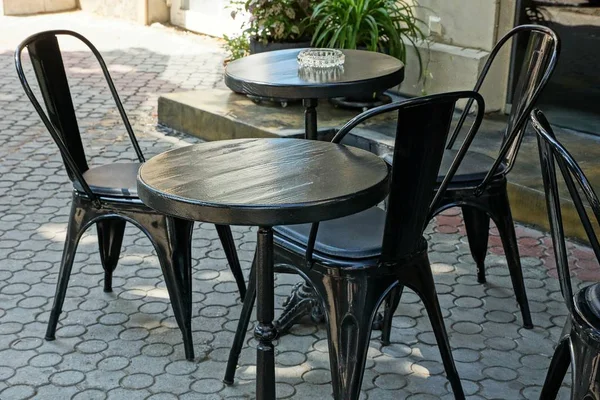 Schwarze Holztische Und Stühle Auf Dem Bürgersteig Auf Der Straße — Stockfoto