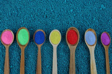 Tahta kaşıklar renkli toz mavi taş ile bir dizi