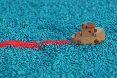 mavi küçük taşlar üzerinde küçük ahşap tekne