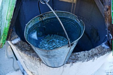 Bir kova su kenarına bir kuyu