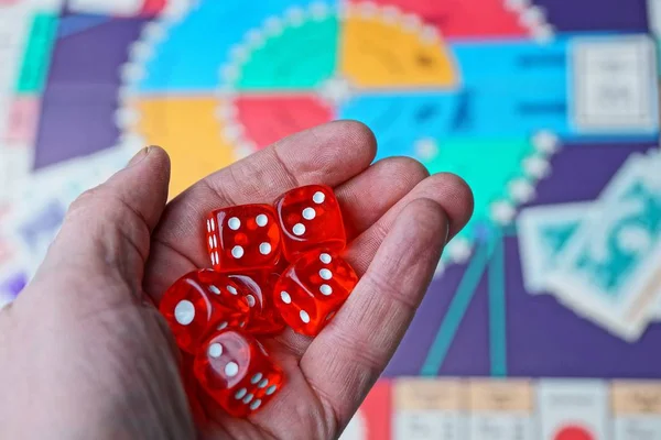 Drei Rote Würfel Auf Der Handfläche Über Dem Brettspiel — Stockfoto