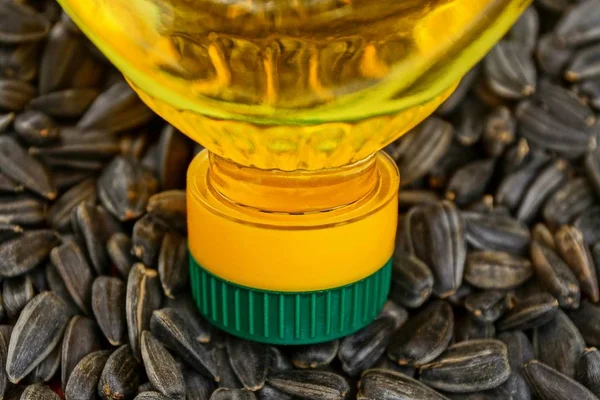 Genomskinlig Flaska Med Gul Solros Olja Hög Svarta Frön — Stockfoto