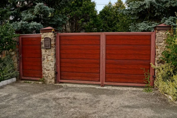 Rode Houten Poort Gesloten Poort Een Stenen Omheining Met Een — Stockfoto