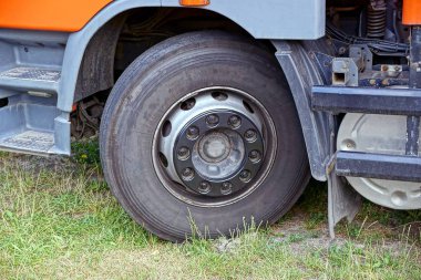Kamyon ve araba yeşil çim parçası ön tekerlek
