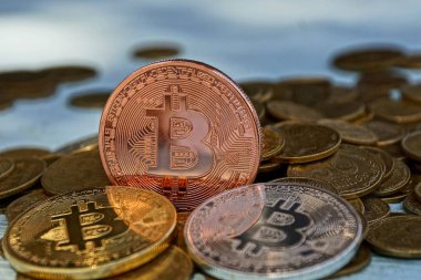 küçük sarı sikke yığını üzerinde büyük paralar bitcoin
