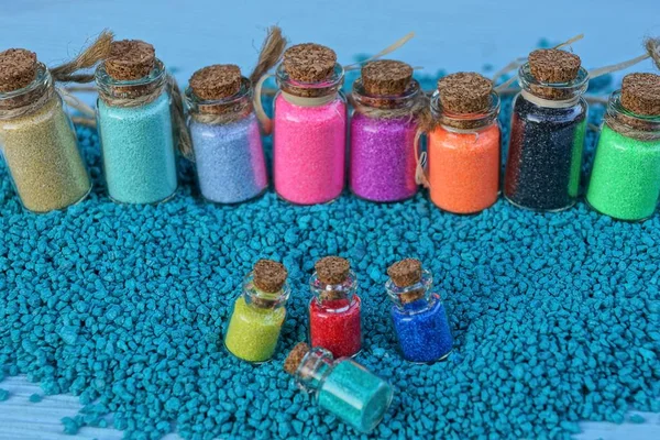 Μια Σειρά Από Γυάλινα Μπουκάλια Χρωματιστά Άμμος — Φωτογραφία Αρχείου