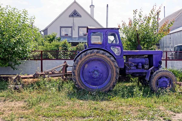 Trator Velho Lilac Fica Quintal Grama — Fotografia de Stock