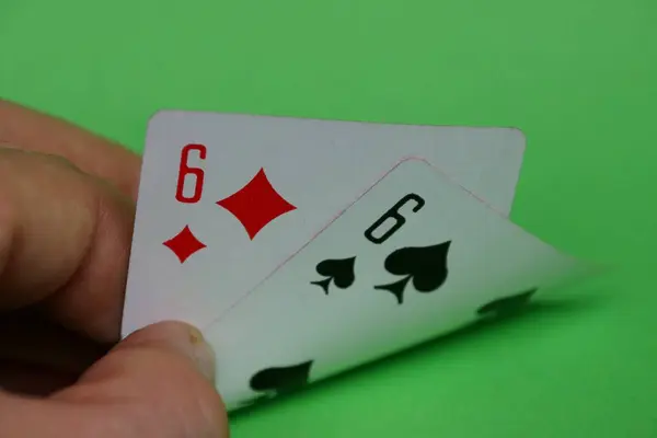 Två Spelkort Med Ett Par Sexor Fingrarna Händerna Ett Grönt — Stockfoto