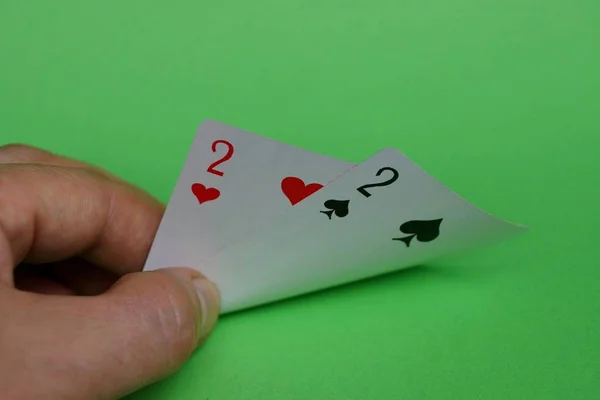 Två Spelkort Fingrarna Händerna Grön Bakgrund — Stockfoto