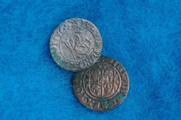 Две Старинные Серебряные Монеты Голубой Шерстяной Ткани — стоковое фото