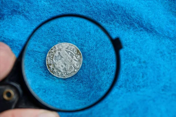 Стара Срібна Монета Під Збільшувальним Склом Синій Тканині — стокове фото
