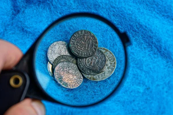 Старые Серебряные Медные Монеты Куче Увеличительным Стеклом Голубой Шерстяной Ткани — стоковое фото