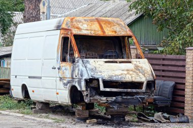 büyük eski yanmış beyaz veri yolu sokak karayolu ile