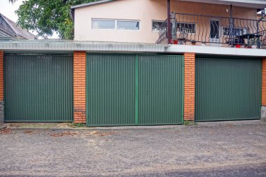 sokakta üç yeşil garaj kapıları