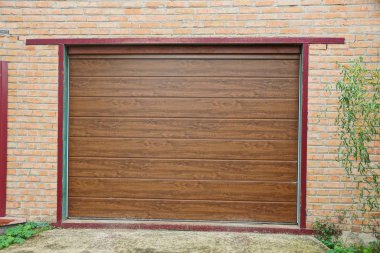 kahverengi plastik kapı garaj tuğla duvar