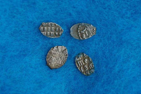 Cztery Stare Monety Srebrne Skaluje Niebieski Tkaniny Wełniane — Zdjęcie stockowe
