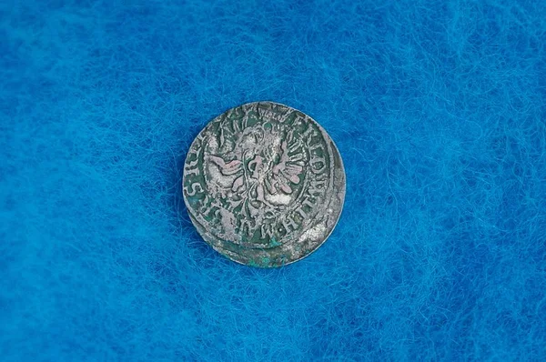 Стара Рідкісна Срібна Монета Синій Вовняній Тканині — стокове фото
