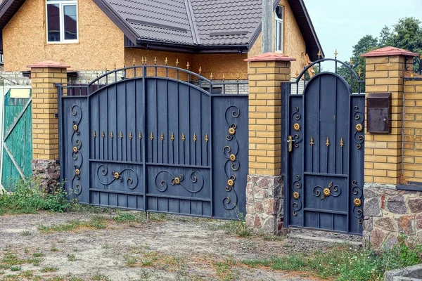 Puertas Puertas Metal Negro Con Patrón Forjado Parte Una Valla — Foto de Stock