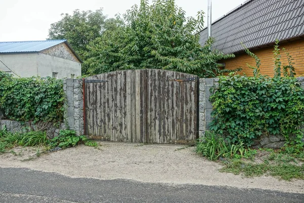 Gray Wooden Gate Fence Overgrown Fences Asphalt Road — Stock Photo, Image