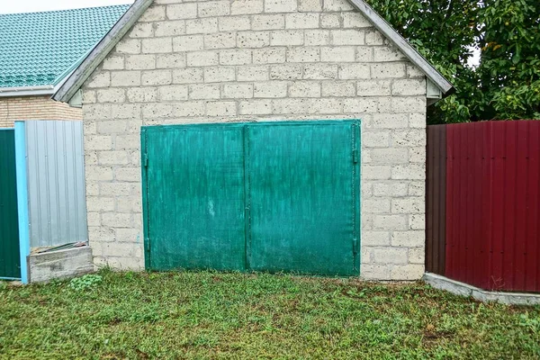 Szara Cegła Garażu Oszklonych Zielona Brama Ulicy — Zdjęcie stockowe