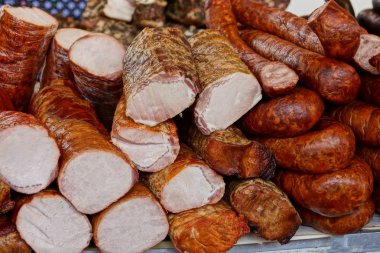 Et pastırma ve bir tablo üstünde belgili tanımlık sayaç kümelerindeki sosis füme